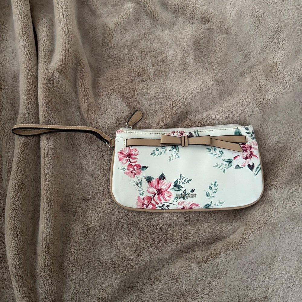nine west big wristlet purse